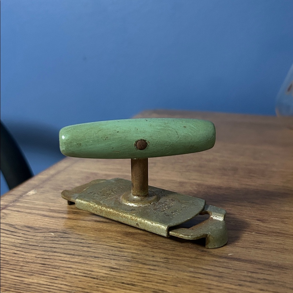 Edlund Junior No. 5 can opener, manufactured out of Burlington, Vermont